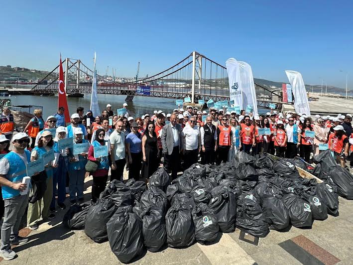 BANDIRMA, MARMARA İÇİN EL ELE VERDİ: 1,5 SAATTE 1500 KİLOGRAM ATIK TOPLANDI