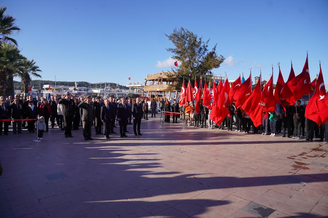 AYVALIK’TA ÖĞRETMENLER GÜNÜ COŞKUYLA KUTLANDI