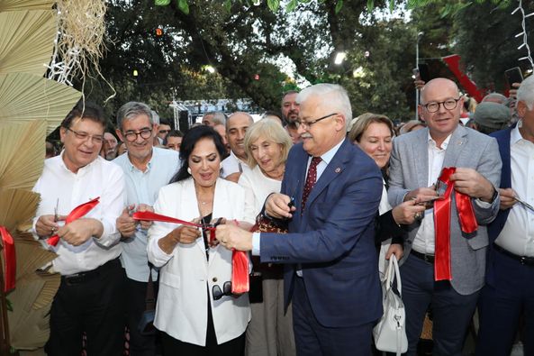 TÜRK SİNEMASININ SULTANI TÜRKAN ŞORAY İLE BURHANİYE 4. KİTAP FUARI AÇILDI