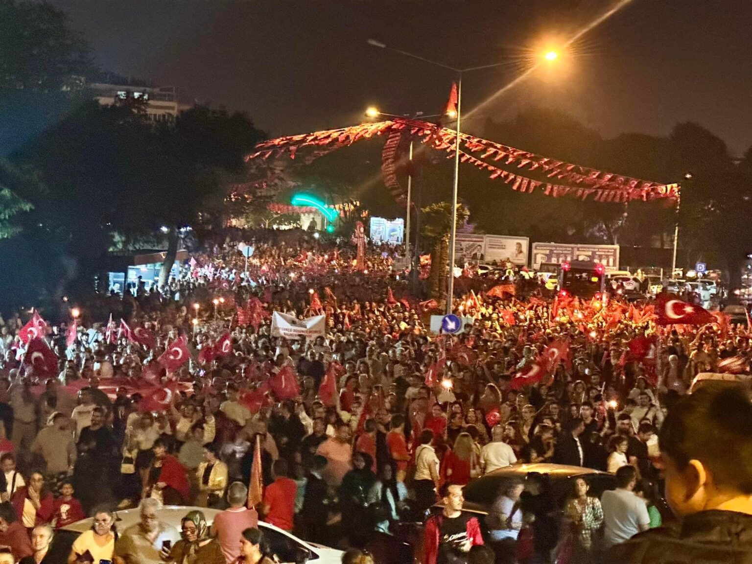 BALIKESİR'DE EŞİ BENZERİ GÖRÜLMEMİŞ CUMHURİYET YÜRÜYÜŞÜ