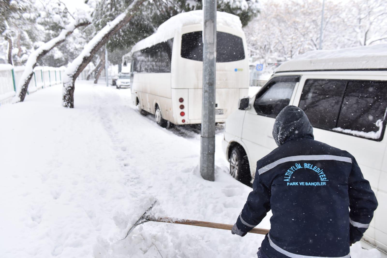 ALTIEYLÜL'DE TUZLAMA VE YOL AÇMA ÇALIŞMALARI ARALIKSIZ SÜRÜYOR