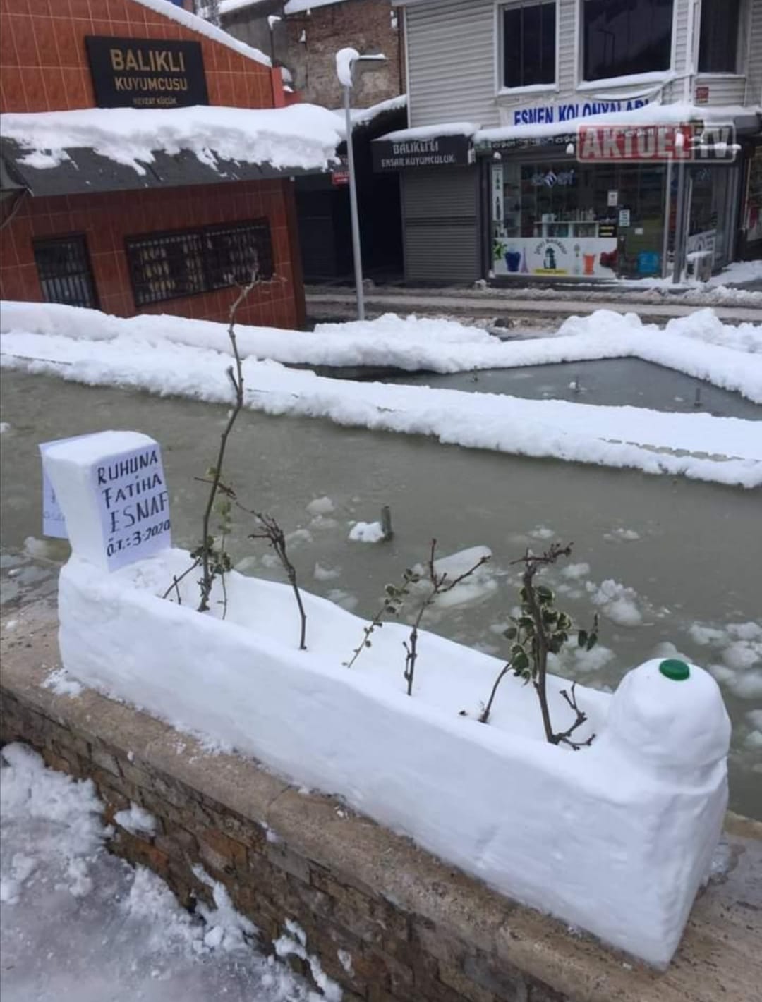 ESNAF, DURUMU MEZAR YAPARAK ANLATTI