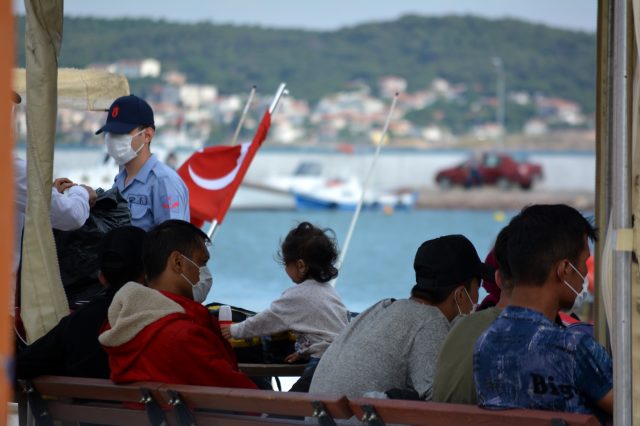 Balıkesir'de Türk kara sularına itilen 35 sığınmacı kurtarıldı