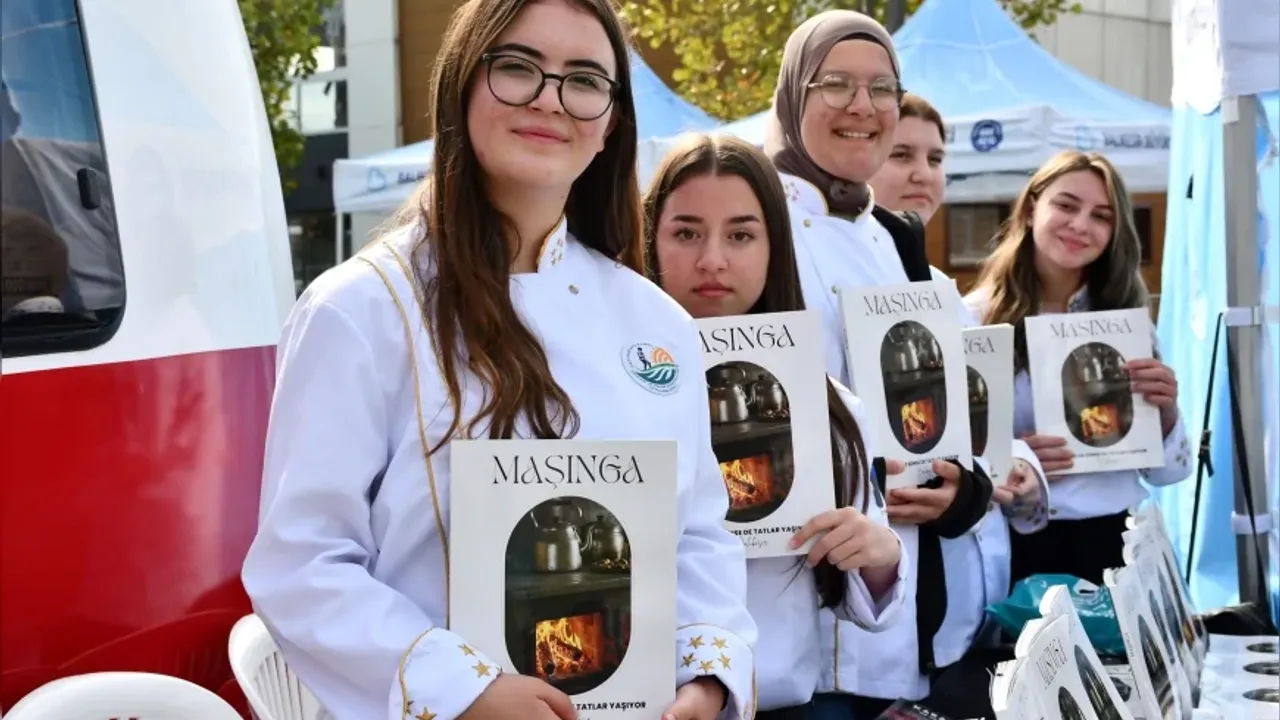 Balıkesir Kitap Fuarı’nda Öğrencilerden Büyük Başarı: “Maşınga” Yemek Kitabı Tanıtıldı! Kayıp Lezzetler Hayat Buluyor!