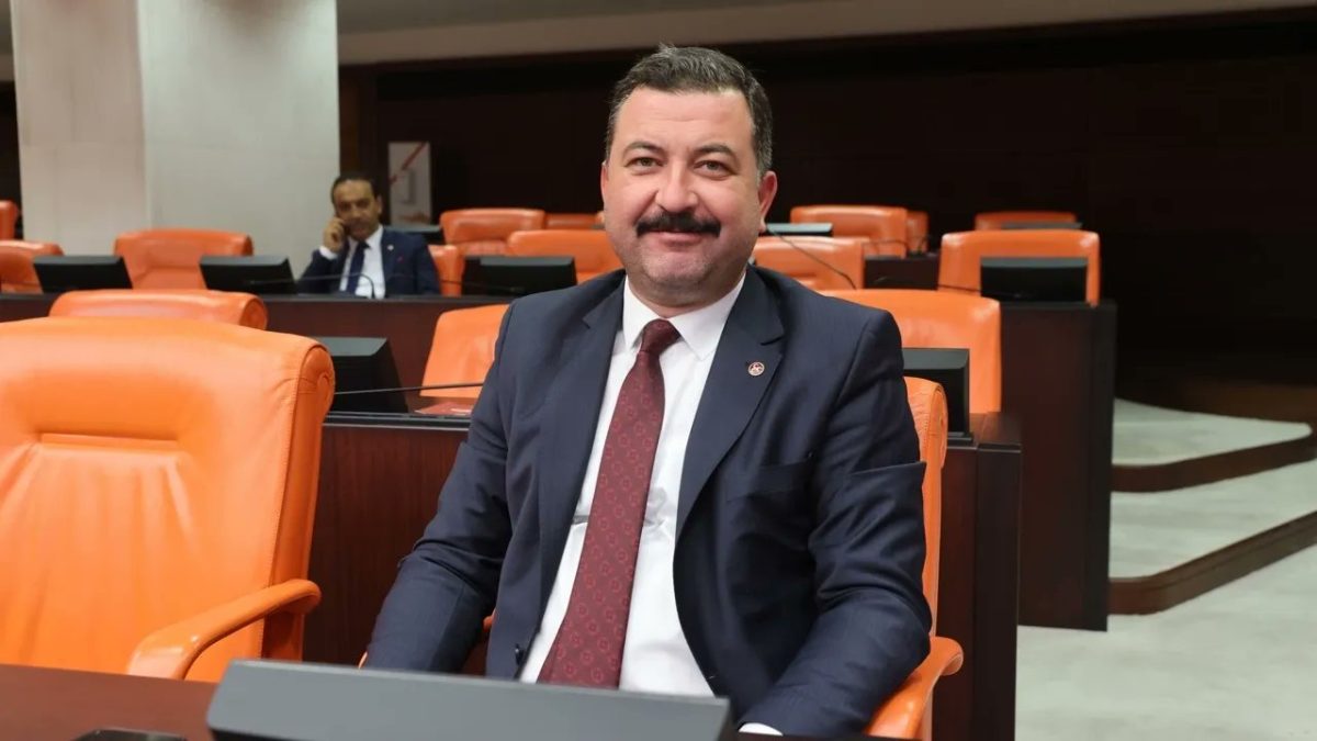 MHP’li Milletvekili Ekrem Gökay Yüksel’den Ayvalık’taki Atatürk Heykeline saldırıya sert tepki!