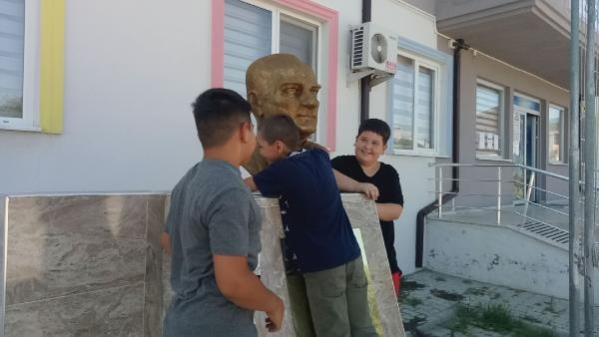 Okul bahçesindeki Atatürk büstüne sarıldılar
