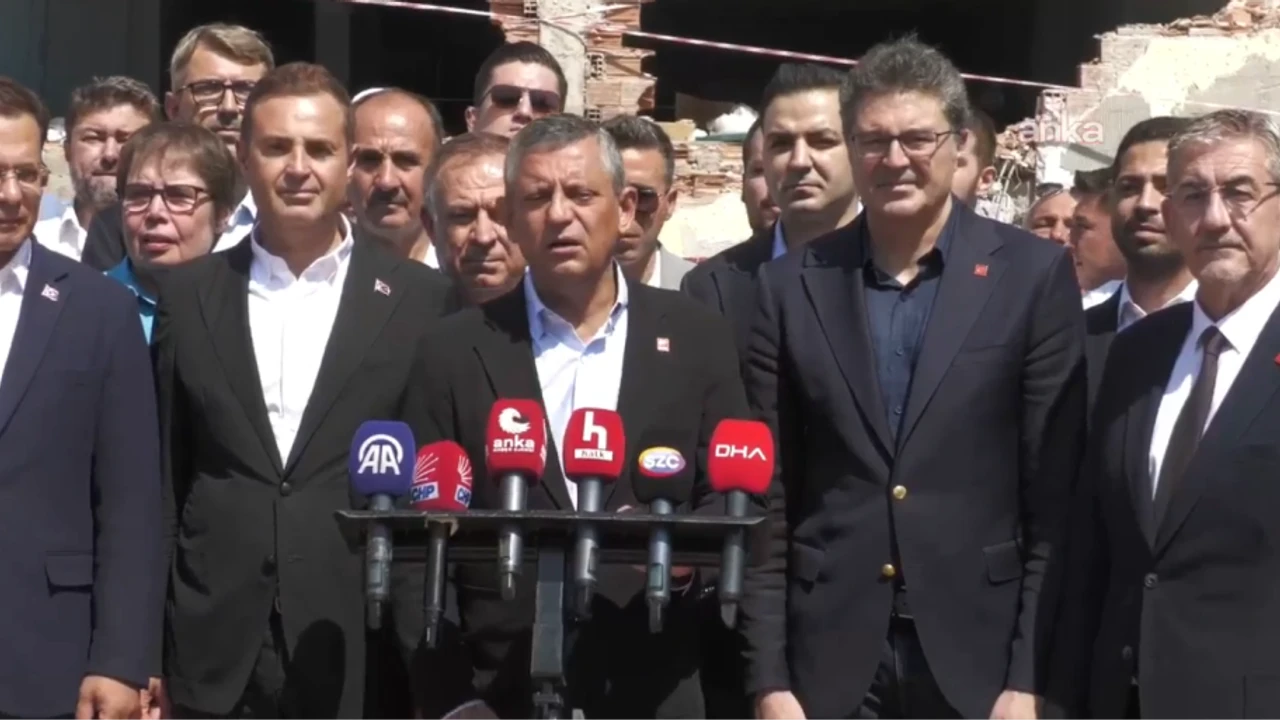 Özgür Özel Sındırgı’da: “Afet bölgesi ilan edilmeli, yaralar hızla sarılmalı”
