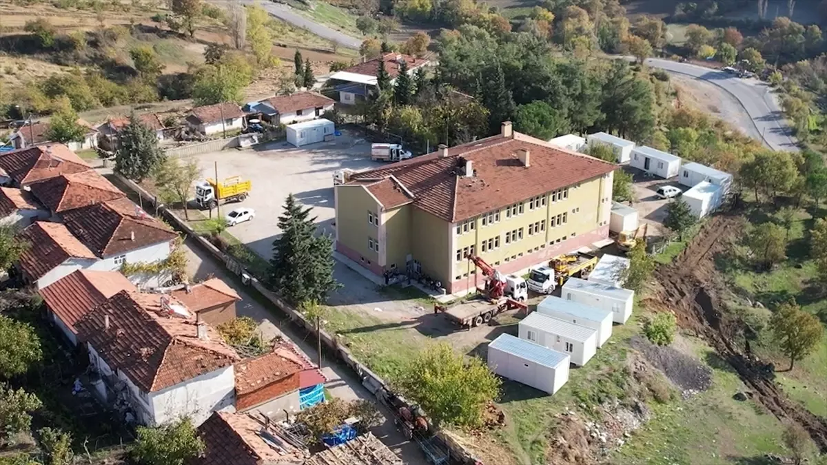 Sındırgı'da Deprem Sonrası Yıkım Çalışmaları Devam Ediyor