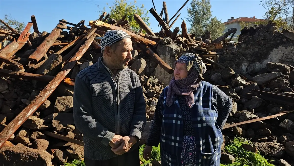 Sındırgı'da Depremde Hasar Gören Yapılar Yıkılıyor