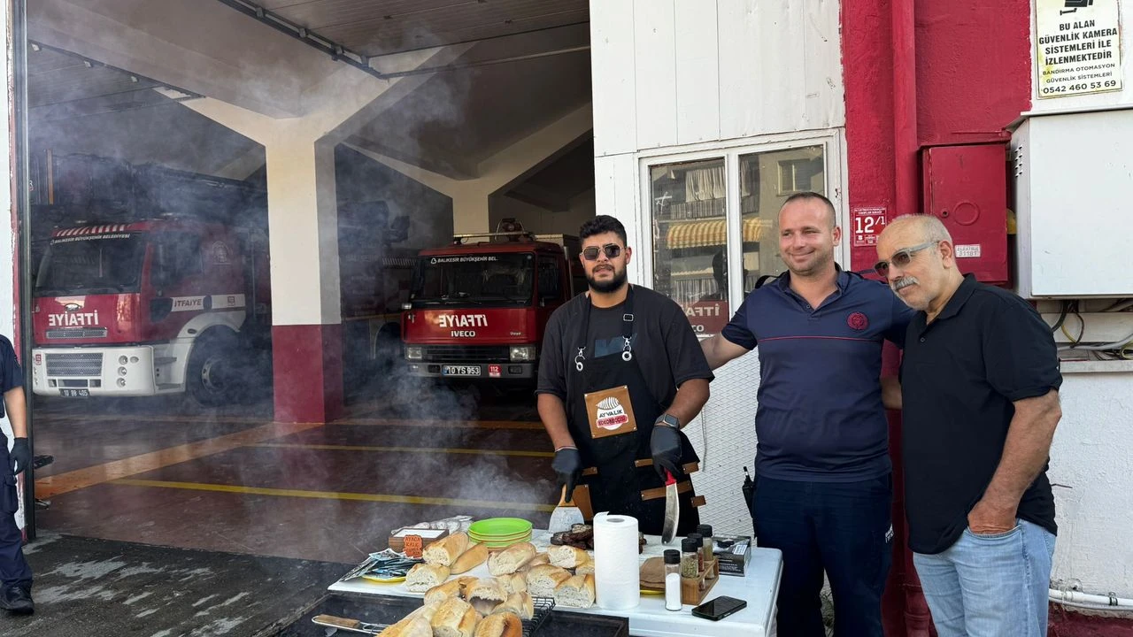 Ayvalık’ta Kahraman İtfaiyecilere Kokoreçli Teşekkür