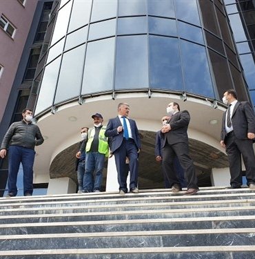 VALİ KONAĞI GİTTİ, OKUL GELDİ!