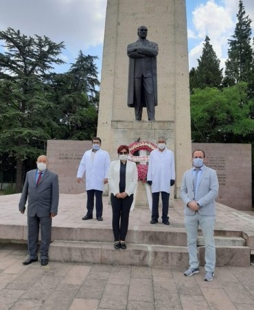 OPTİSYENLER ANIT'A ÇELENK KOYDU