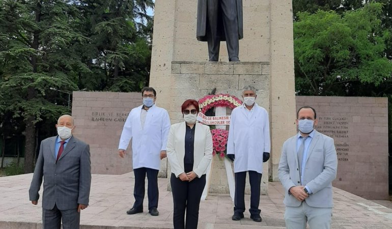 OPTİSYENLER ANIT'A ÇELENK KOYDU