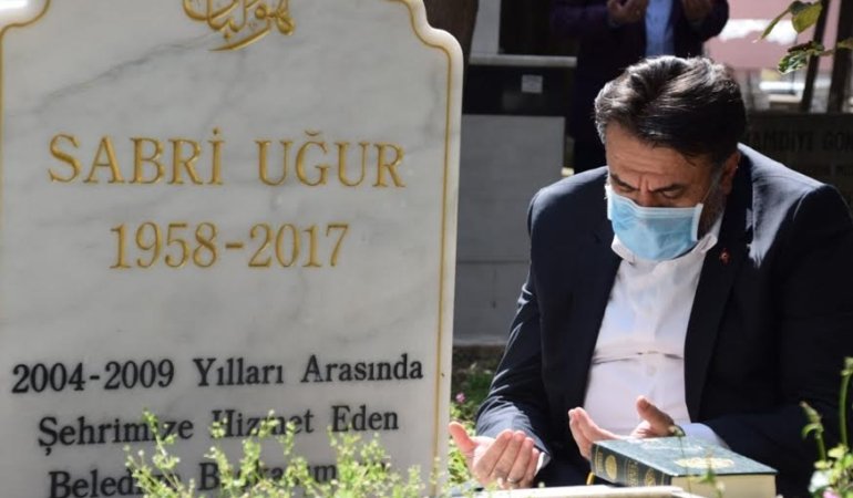 Sabri Uğur mezarı başında dualarla anıldı