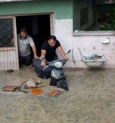 Savaştepe'de sağanak ve dolu yağışı hayatı felç etti