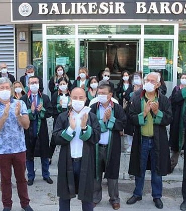 Hukuk devletinin bittiği yerde ne demokrasi,ne devlet ayakta kalır