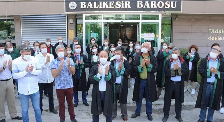 Hukuk devletinin bittiği yerde ne demokrasi,ne devlet ayakta kalır