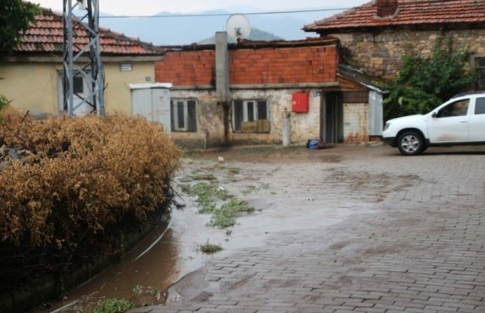 Sındırgı'da da sağanak ve yağış