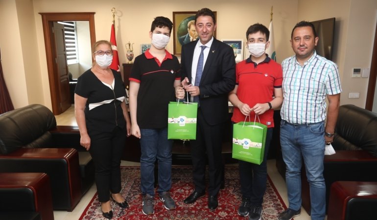 LGS BİRİNCİLERİNDEN BAŞKAN ZİYARETİ