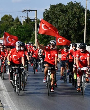 ŞEHİTLERE SAYGI İÇİN PEDAL ÇEVİRDİLER