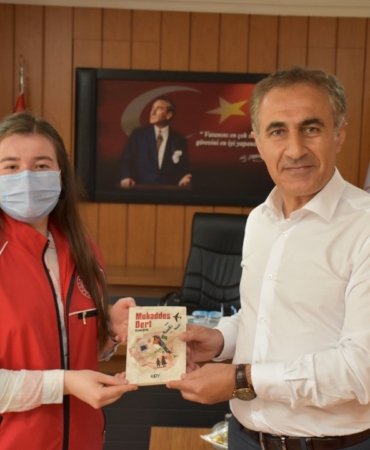 GENÇ YAZAR İMZALI KİTABINI HEDİYE ETTİ