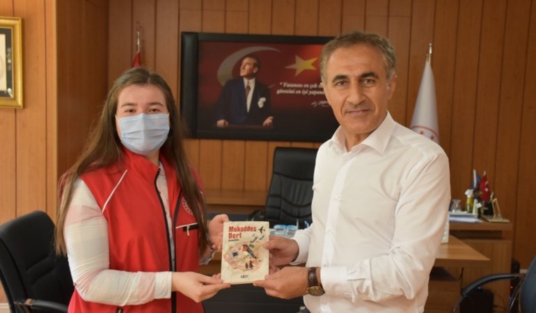 GENÇ YAZAR İMZALI KİTABINI HEDİYE ETTİ