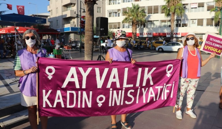 KADINLARDAN HÜKÜMETE UYARI