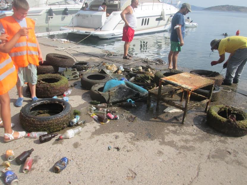 Erdek’te sembolik deniz temizliği