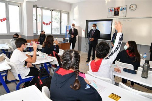 Vali’den Öğrencilere Maske-Mesafe-Temizlik Ödevi