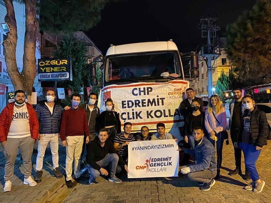 CHP’Lİ GENÇLER DEPREMZEDELERİN YANINDA