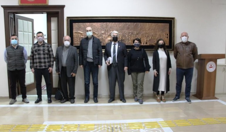 Bandırma Kaymakamı, gazetecileri kutladı