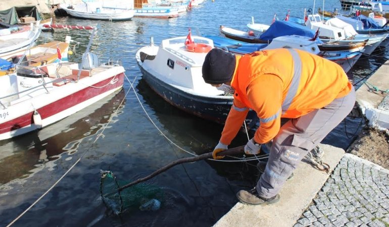 YAĞMUR VE RÜZGARLA GELENLER TEMİZLENDİ