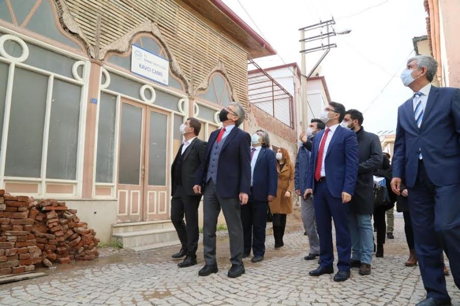 TARİHİ EDREMİT EVLERİ GÜN YÜZÜNE ÇIKIYOR