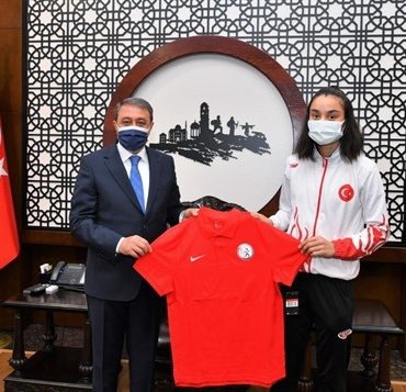 Milli Sporcudan Vali Şıldak’a Ziyaret
