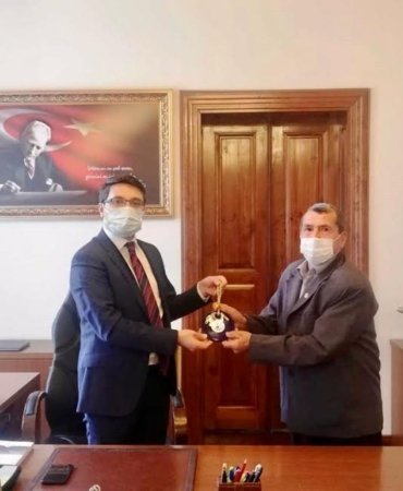 KORONAVİRÜSÜN UĞRAMADIĞI MAHALLEYE KAYMAKAMDAN ‘NAZAR BONCUĞU’