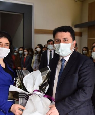 ÇİÇEKLERLE KARŞILANDI