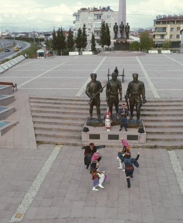 BURSEM'Lİ ÇOCUKLAR KUVA-YI MİLLİYE ANITINDA ZEYBEK OYNADI