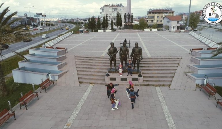 BURSEM'Lİ ÇOCUKLAR KUVA-YI MİLLİYE ANITINDA ZEYBEK OYNADI