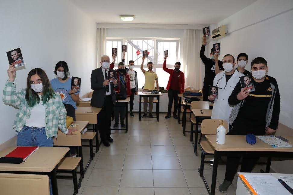 BAŞKAN DEVECİLER’DEN GENÇLERE HEDİYE NUTUK KİTABI