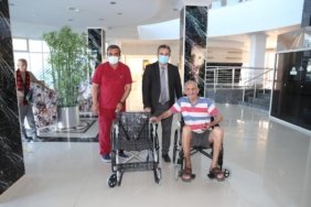BAŞKAN’DAN HUZUREVİ SAKİNİNE TEKERLEKLİ SANDALYE