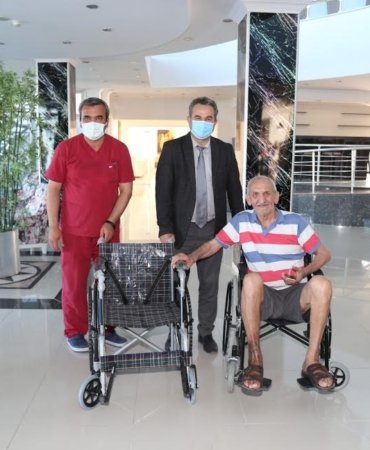 BAŞKAN’DAN HUZUREVİ SAKİNİNE TEKERLEKLİ SANDALYE
