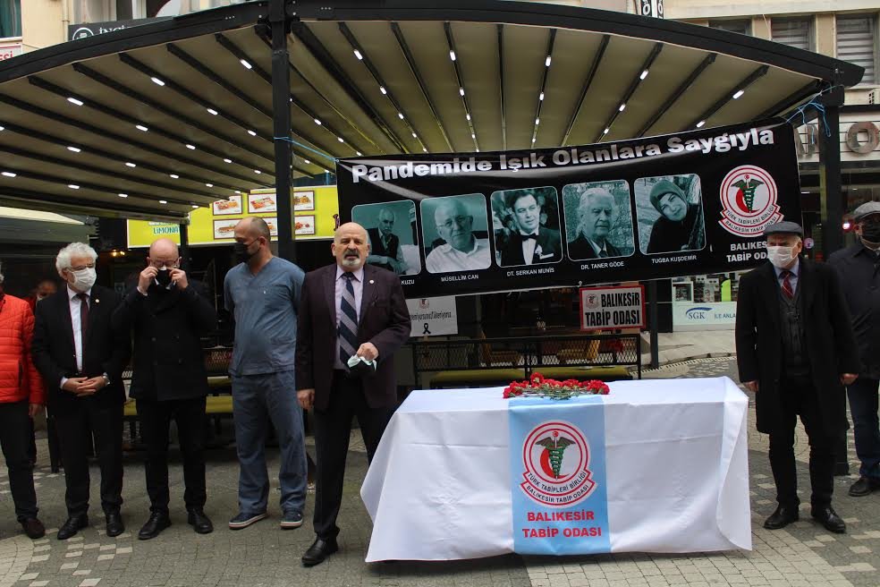 ''PANDEMİDE IŞIK OLANLARA SAYGIYLA''