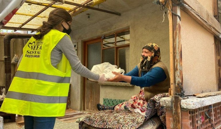 TAM KAPANMADA VATANDAŞLARIN İHTİYAÇLARI GİDERİLİYOR