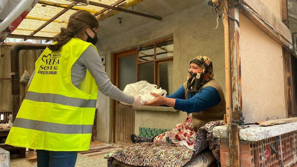 TAM KAPANMADA VATANDAŞLARIN İHTİYAÇLARI GİDERİLİYOR