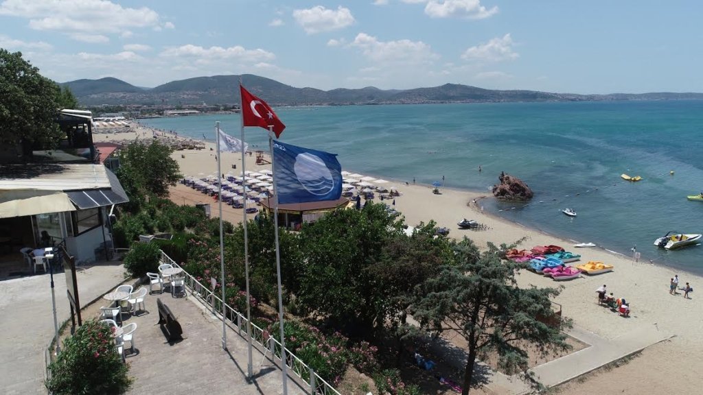 BURHANİYE’DE MAVİ BAYRAKLAR DALGALANMAYA BAŞLADI