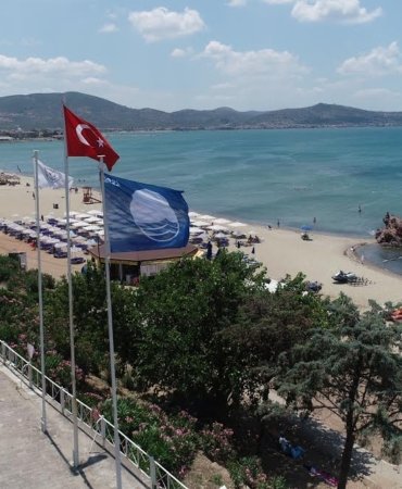 BURHANİYE’DE MAVİ BAYRAKLAR DALGALANMAYA BAŞLADI