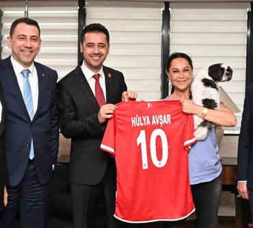 AK PARTİ’den Hülya Avşar bombası!