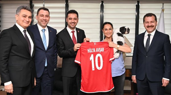 AK PARTİ’den Hülya Avşar bombası!