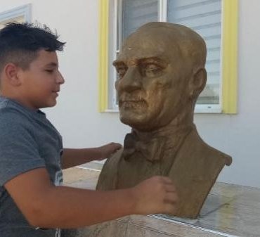 okul-bahcesindeki-ataturk-bustune-sarilan-coc-4-14270611_osd