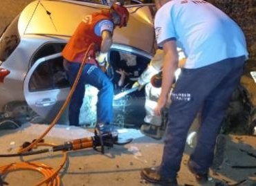 BAYRAM GÜNÜ OTOMOBİLLER ÇARPIŞTI 5 YARALI